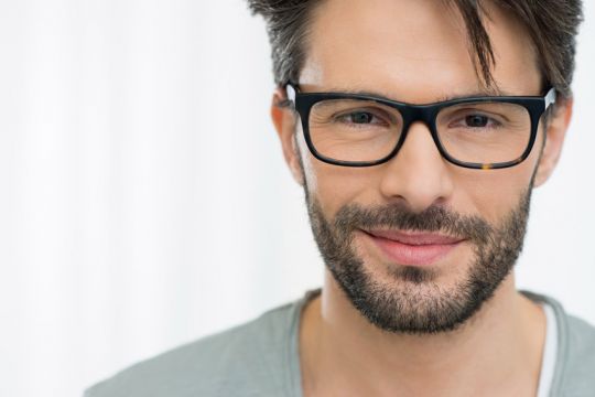 Männliches Model mit Brille